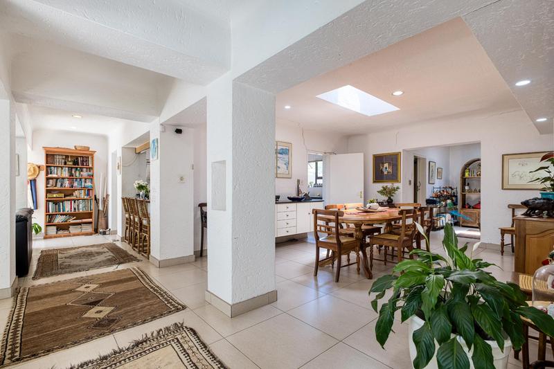 5 Bedroom Property for Sale in Benmore Gardens Gauteng