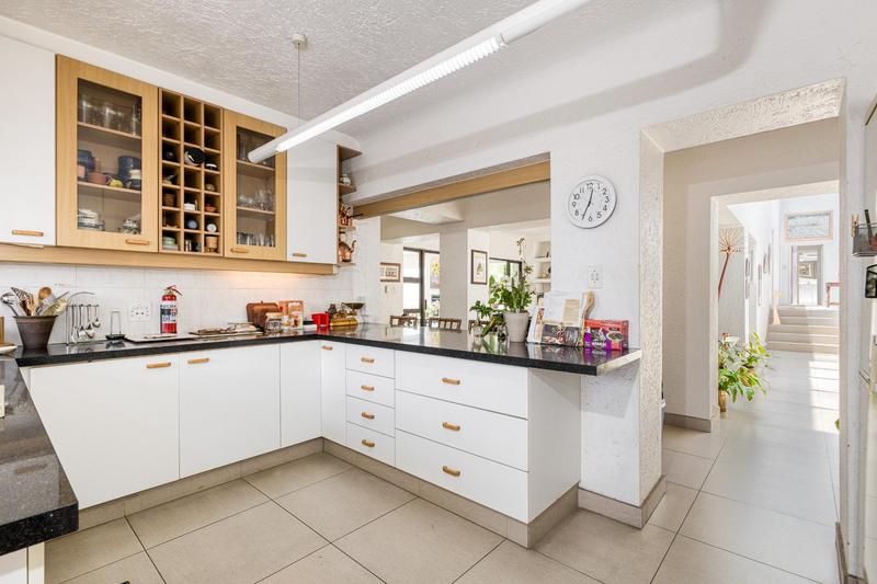 5 Bedroom Property for Sale in Benmore Gardens Gauteng