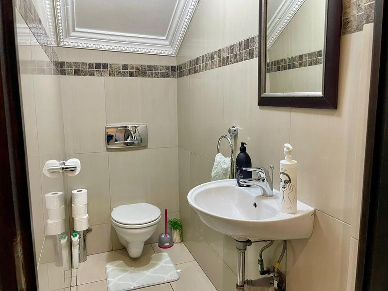 5 Bedroom Property for Sale in Willow Acres Gauteng