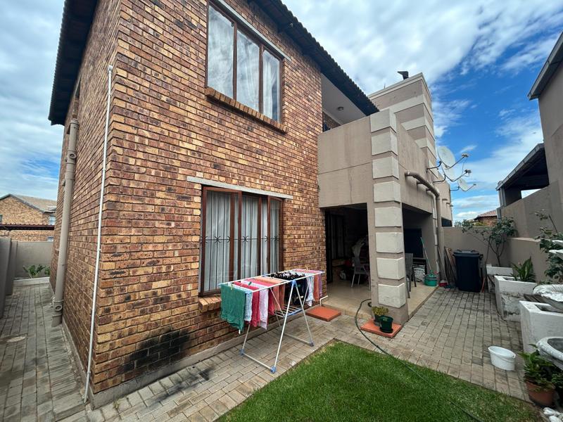 2 Bedroom Property for Sale in The Reeds Gauteng