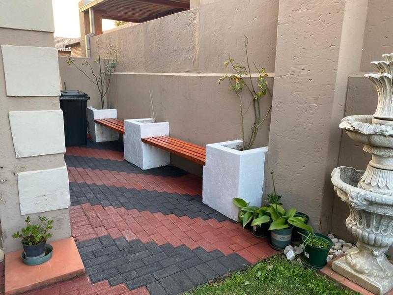 2 Bedroom Property for Sale in The Reeds Gauteng