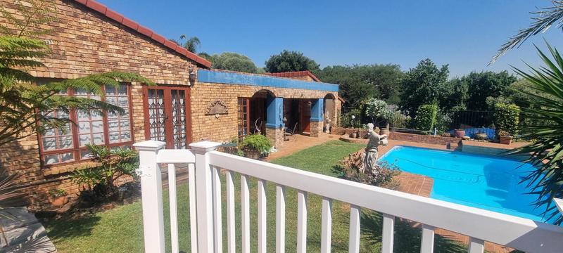 6 Bedroom Property for Sale in Zwartkop Gauteng