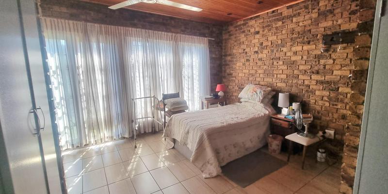 6 Bedroom Property for Sale in Zwartkop Gauteng