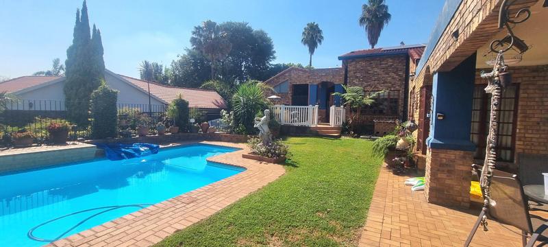 6 Bedroom Property for Sale in Zwartkop Gauteng