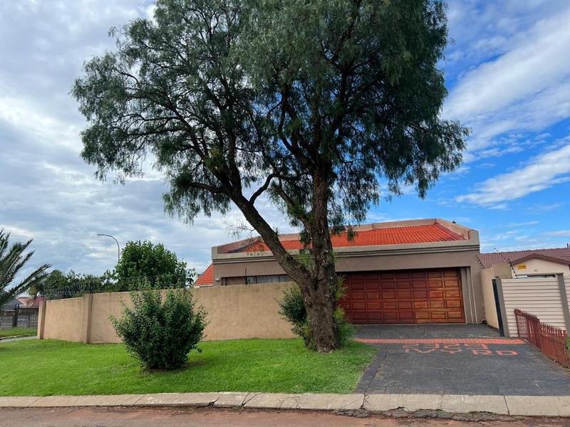 To Let 3 Bedroom Property for Rent in Lenasia Gauteng