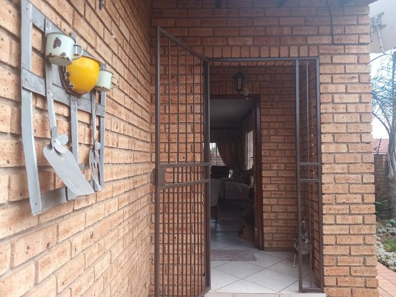 2 Bedroom Property for Sale in Eike Park Gauteng