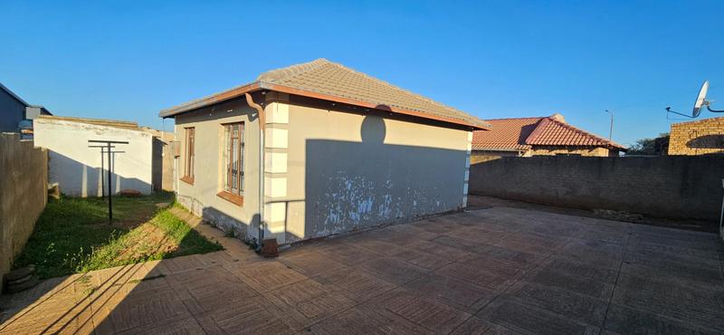7 Bedroom Property for Sale in Lotus Gardens Gauteng