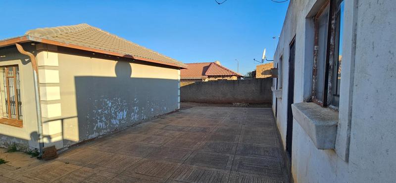 7 Bedroom Property for Sale in Lotus Gardens Gauteng