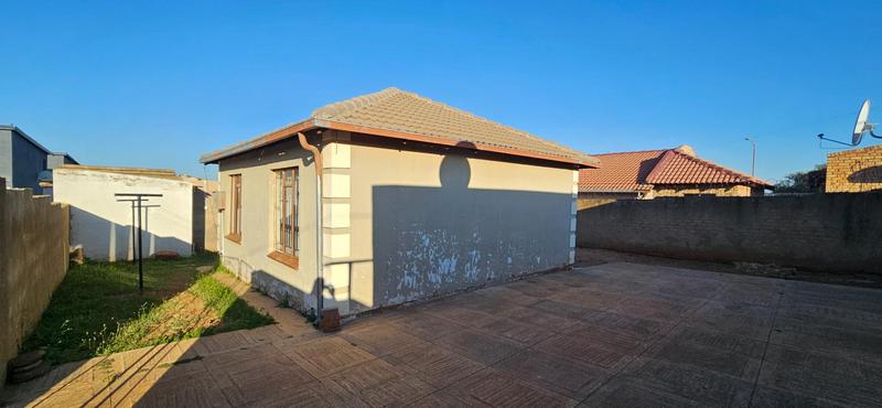 7 Bedroom Property for Sale in Lotus Gardens Gauteng