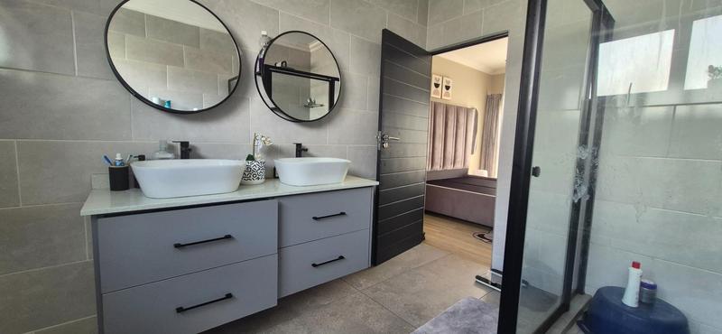 To Let 4 Bedroom Property for Rent in Midstream Ridge Gauteng