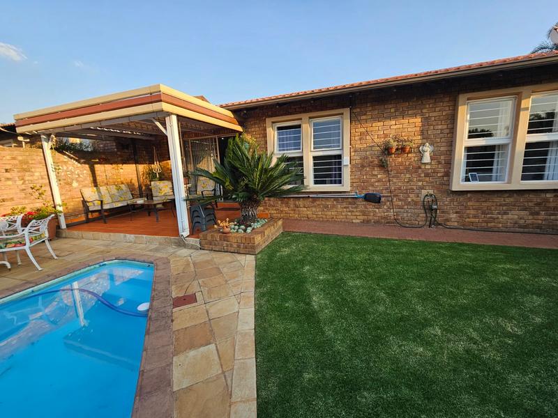 To Let 3 Bedroom Property for Rent in Glen Marais Gauteng