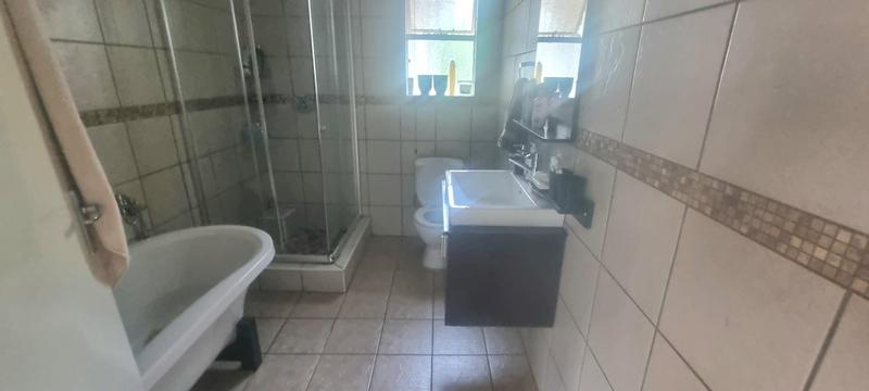 6 Bedroom Property for Sale in Clubview Gauteng
