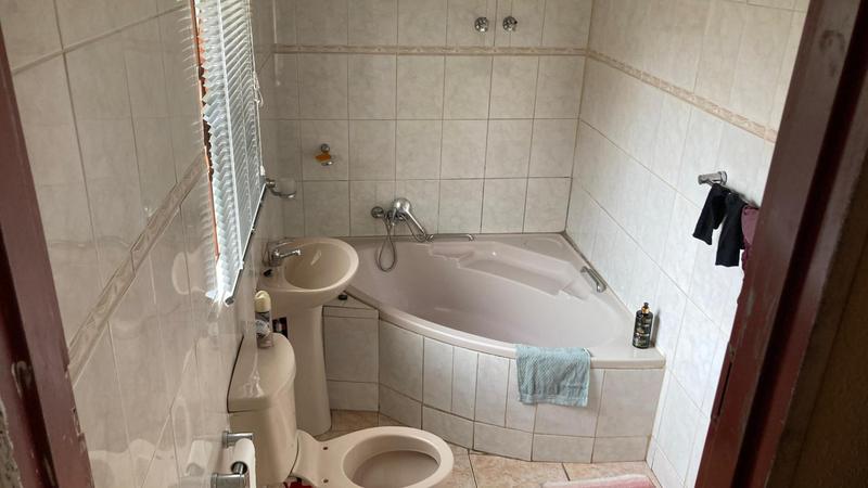 To Let 4 Bedroom Property for Rent in Zakariyya Park Gauteng