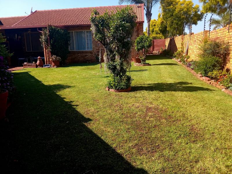 2 Bedroom Property for Sale in Rooihuiskraal North Gauteng