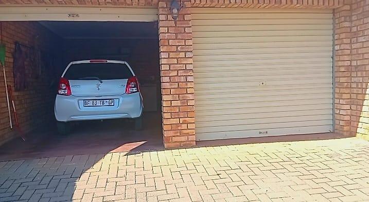 2 Bedroom Property for Sale in Rooihuiskraal North Gauteng
