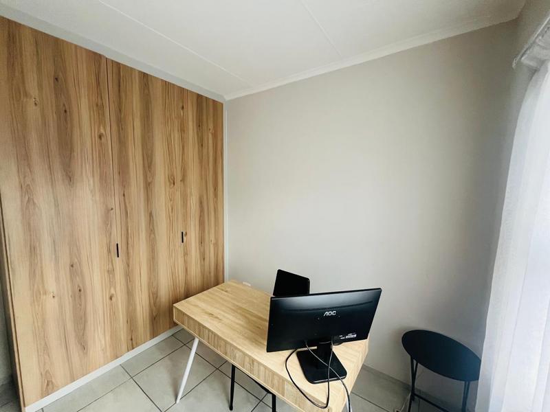 To Let 2 Bedroom Property for Rent in Little Falls Gauteng