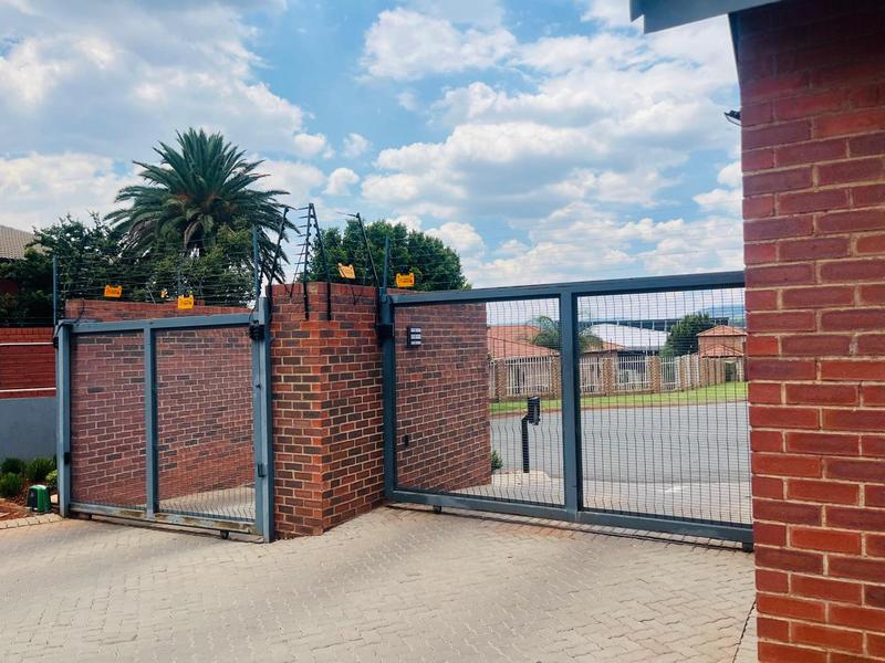 To Let 2 Bedroom Property for Rent in Little Falls Gauteng
