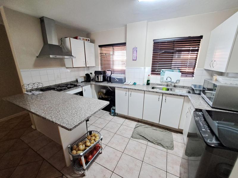 To Let 3 Bedroom Property for Rent in Die Hoewes Gauteng