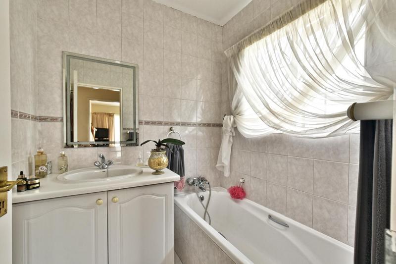 3 Bedroom Property for Sale in Oakdene Gauteng