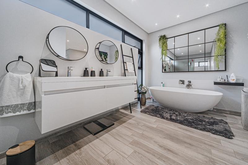 To Let 4 Bedroom Property for Rent in Sandown Gauteng