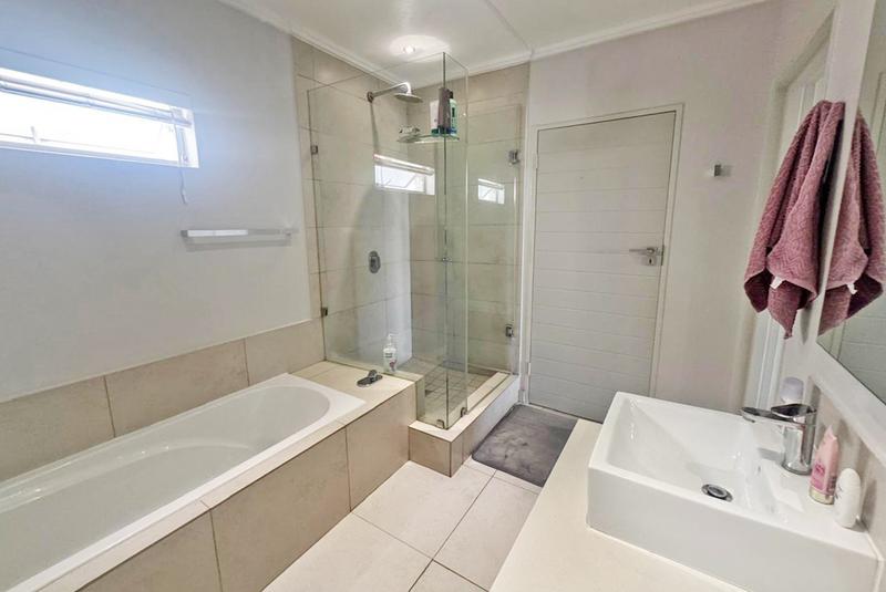 To Let 2 Bedroom Property for Rent in Sandown Gauteng
