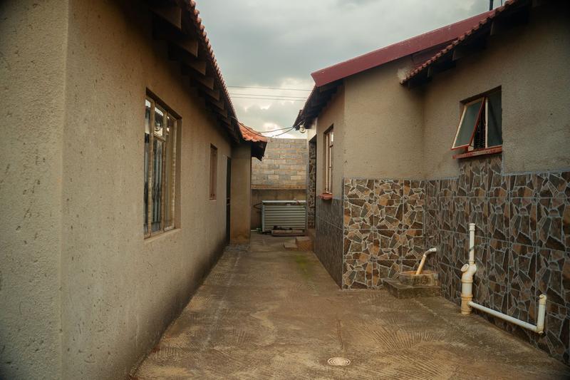 5 Bedroom Property for Sale in Thulani Gauteng