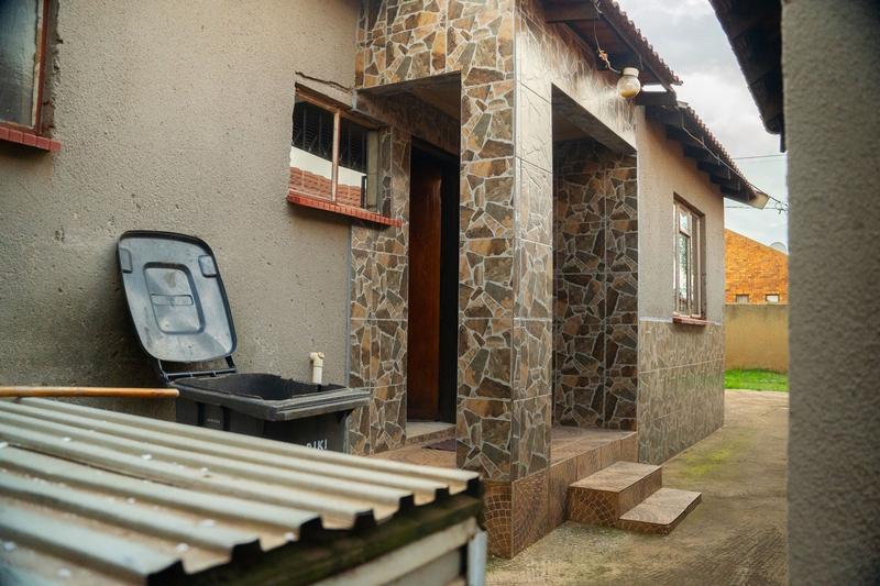 5 Bedroom Property for Sale in Thulani Gauteng