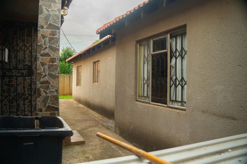 5 Bedroom Property for Sale in Thulani Gauteng