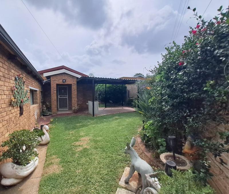 2 Bedroom Property for Sale in Wannenburghoogte Gauteng