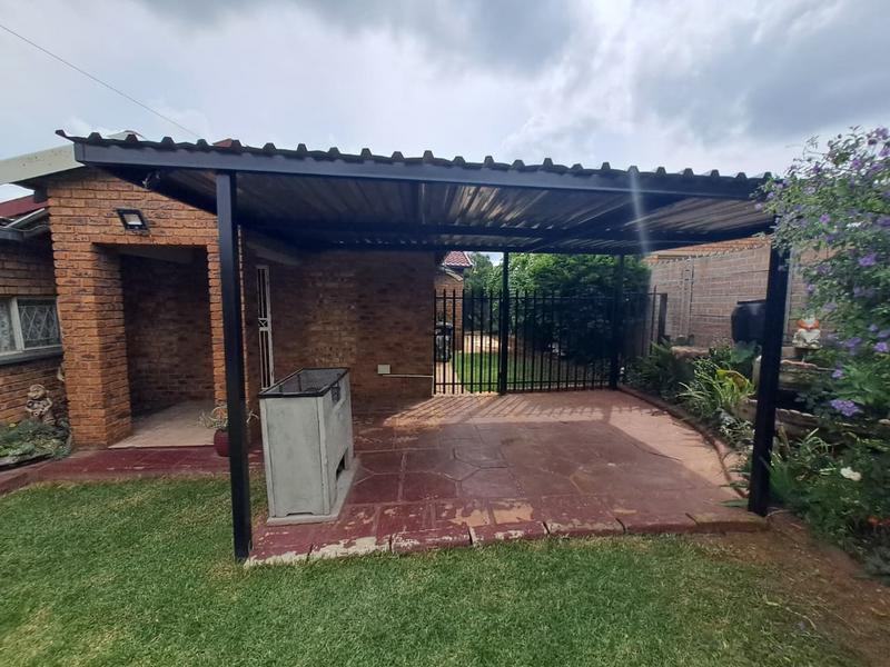 2 Bedroom Property for Sale in Wannenburghoogte Gauteng