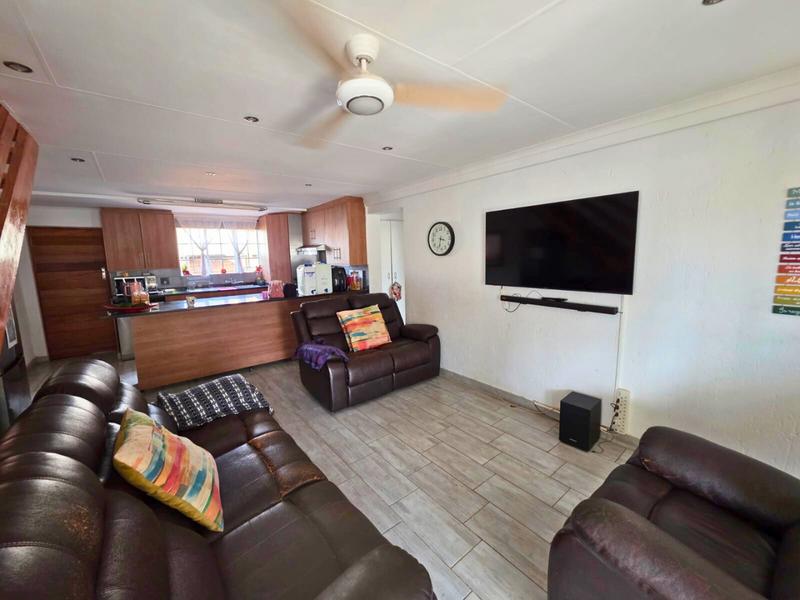 To Let 4 Bedroom Property for Rent in Glen Marais Gauteng