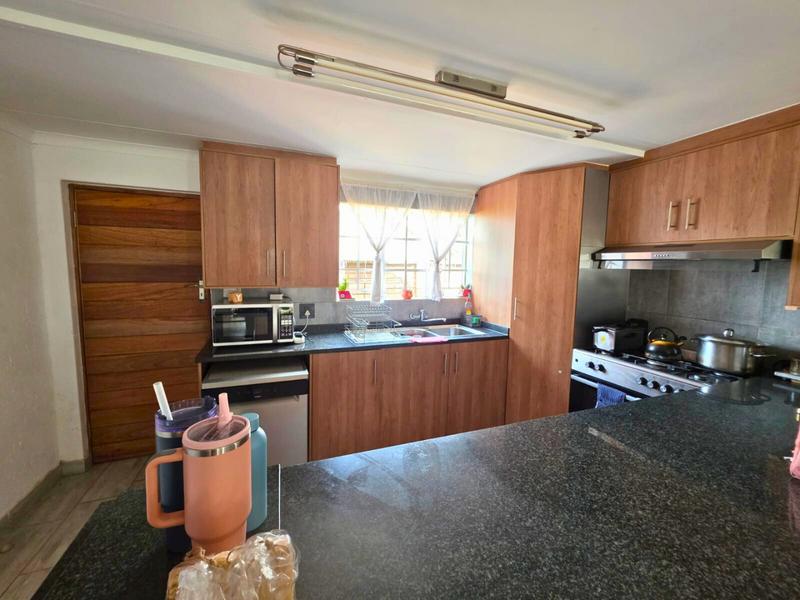 To Let 4 Bedroom Property for Rent in Glen Marais Gauteng
