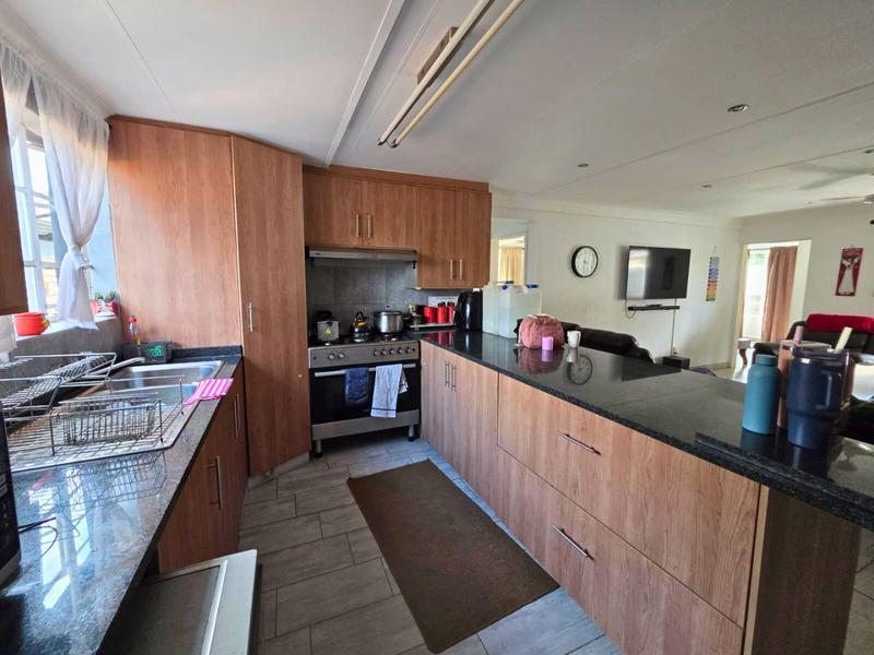 To Let 4 Bedroom Property for Rent in Glen Marais Gauteng