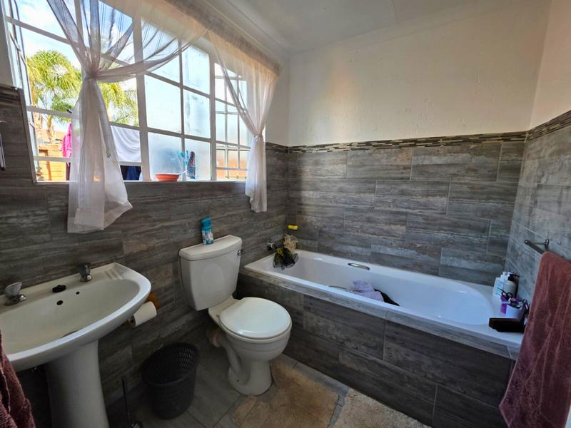 To Let 4 Bedroom Property for Rent in Glen Marais Gauteng