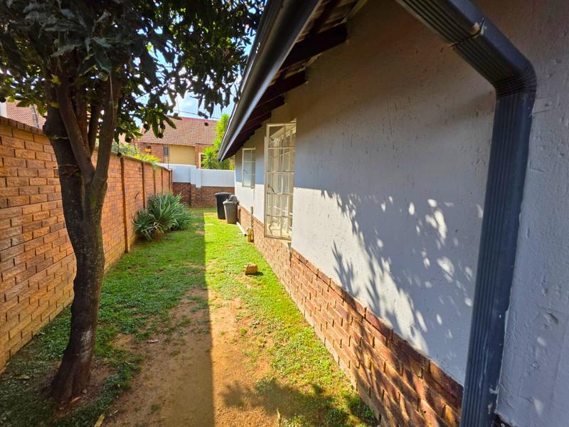 To Let 4 Bedroom Property for Rent in Glen Marais Gauteng