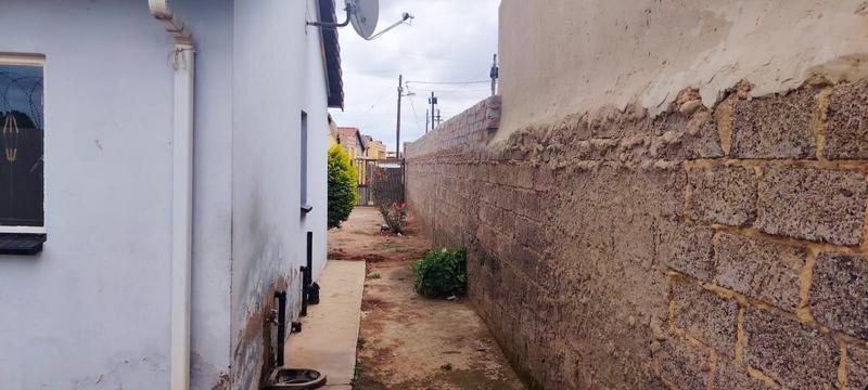 8 Bedroom Property for Sale in Protea Glen Gauteng