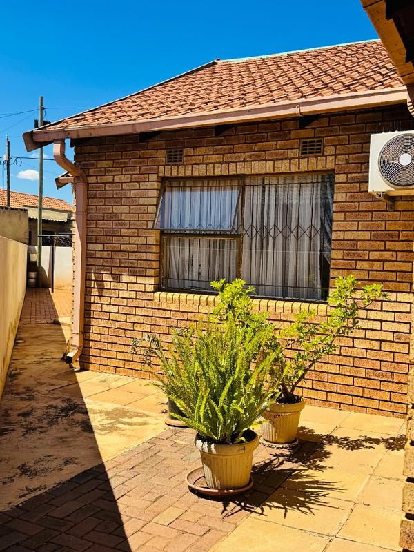 4 Bedroom Property for Sale in Vosloorus Gauteng