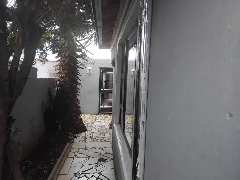 2 Bedroom Property for Sale in Moseleke Gauteng
