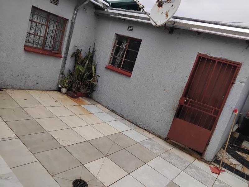 2 Bedroom Property for Sale in Moseleke Gauteng