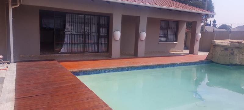 To Let 2 Bedroom Property for Rent in Brackenhurst Gauteng