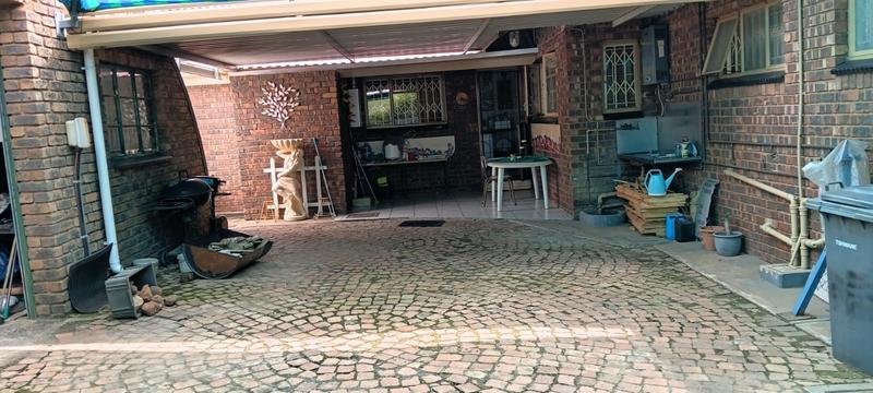 4 Bedroom Property for Sale in Dorandia Gauteng