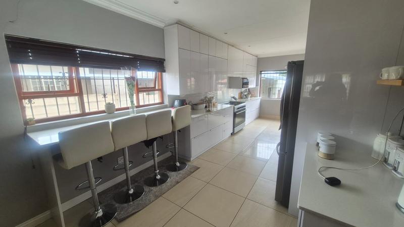 5 Bedroom Property for Sale in Florida Gauteng