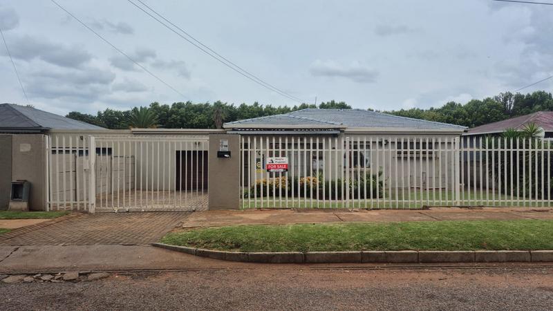 5 Bedroom Property for Sale in Florida Gauteng