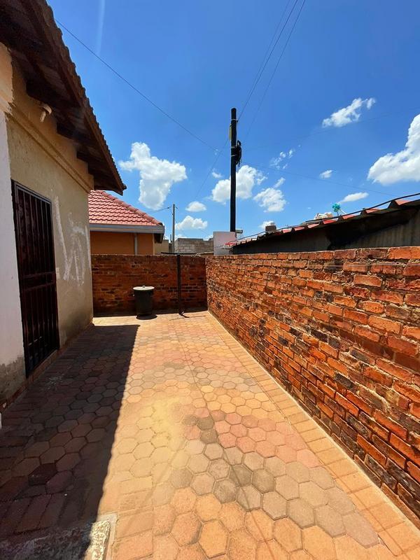 2 Bedroom Property for Sale in Tshepisong Gauteng