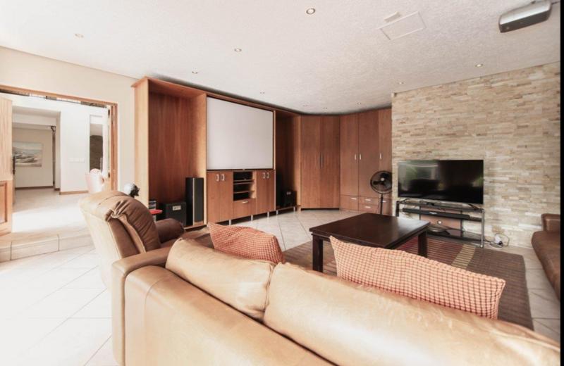 5 Bedroom Property for Sale in Dowerglen Gauteng