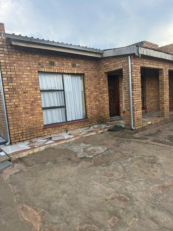 5 Bedroom Property for Sale in Langaville Gauteng