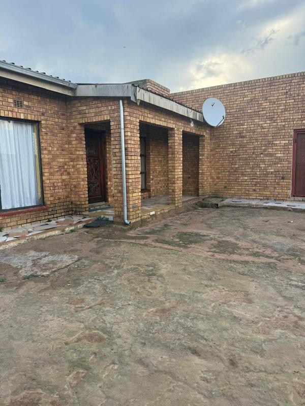 5 Bedroom Property for Sale in Langaville Gauteng