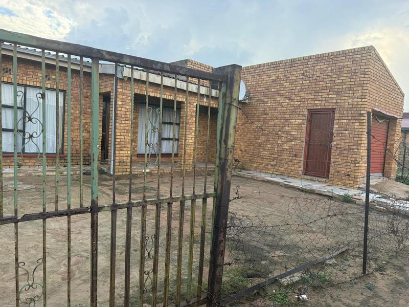 5 Bedroom Property for Sale in Langaville Gauteng