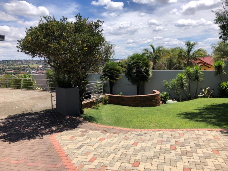 5 Bedroom Property for Sale in Glenvista Gauteng