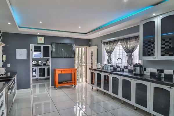 5 Bedroom Property for Sale in Glenvista Gauteng